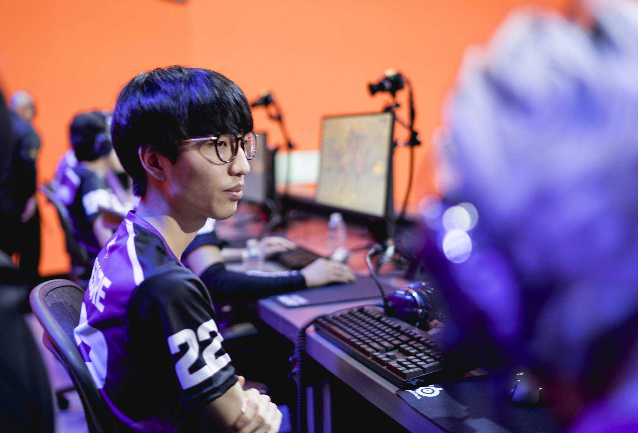 Fissure luciendo los colores de su nuevo equipo, Los Angeles Gladiators