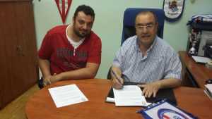 David García firma el contrato con el presidente del Rayo Majadahonda, Enrique Vedía