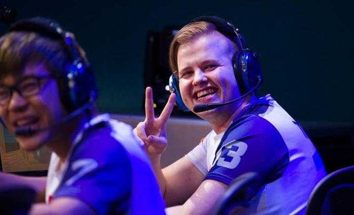 'Taimou' y 'Mickie' celebran su victoria para Dallas Fuel.