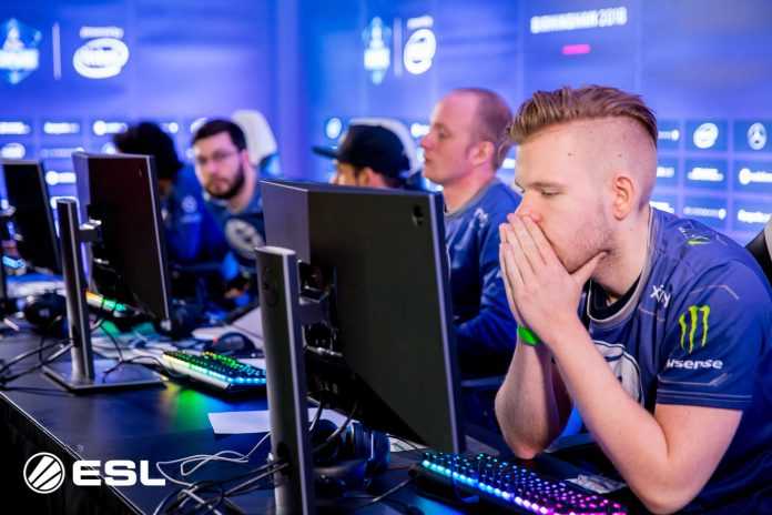 eg-crit-esl-one-birmingham2 El equipo de EG, con cr1t en primer plano, se lamenta después de perder la partida y ser eliminados de la ESL One Birmingham. EG y Newbee afrontan ahora situaciones desfavorables muy parecidas.