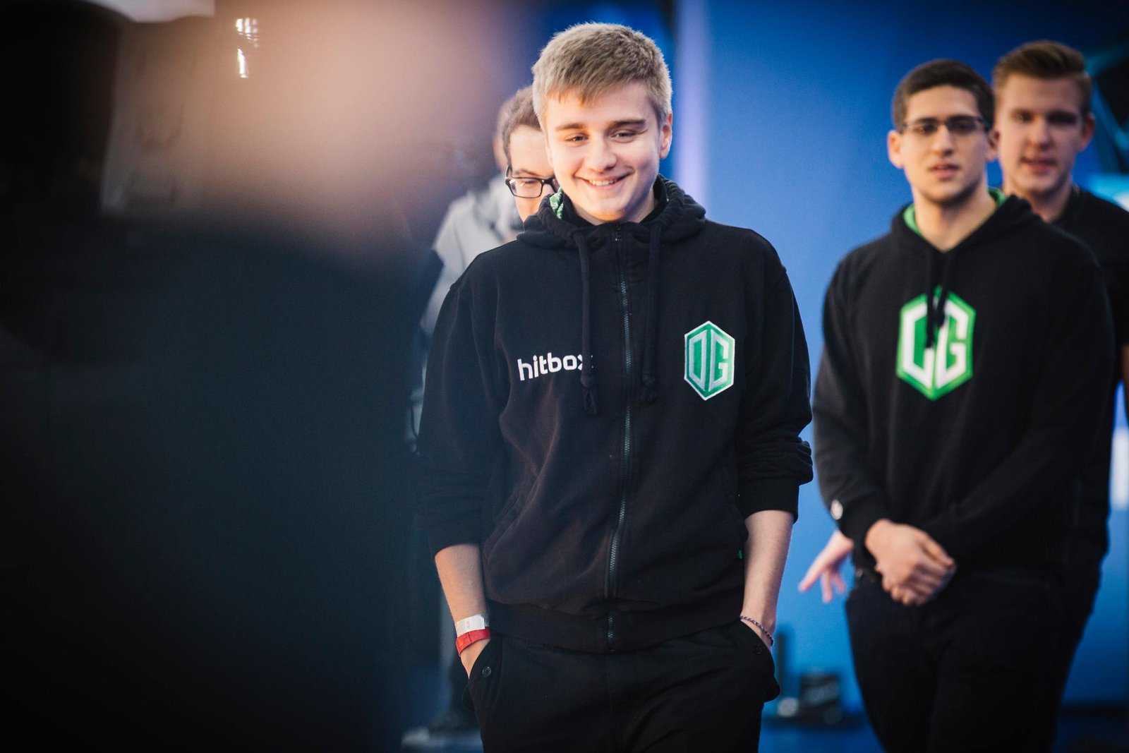De izquierda a derecha, Notail y Fly como jugadores de OG. Fly se separa por primera vez de Notail en mucho tiempo para unirse al nuevo equipo galáctico de EG.