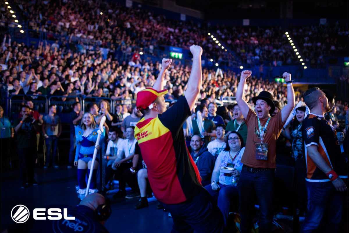 SirActionSlacks vestido como un trabajador de DHL anima al público el segundo día del torneo. Virtus Pro acabarían siendo los vencedores de la ESL One Birmingham.