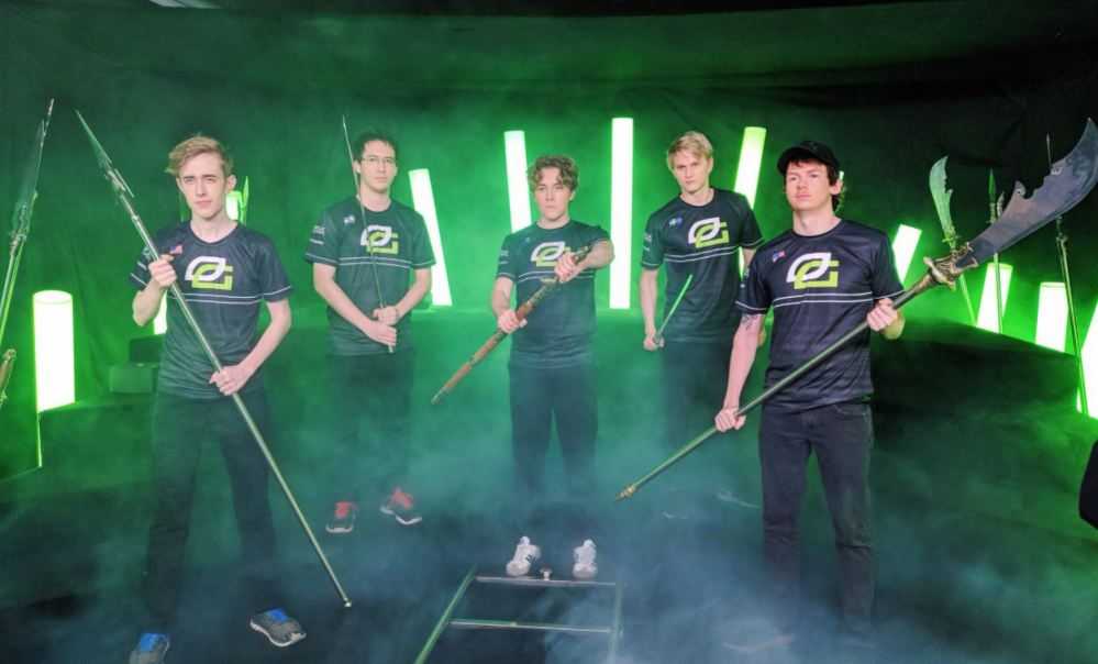 De izquierda a derecha: CCnC, 33, Zai, Pajkatt y PPD, posando en el China Dota 2 Supermajor. El equipo no sufrirá lo mismo en el Dota Pro Circuit 2018-2019