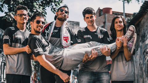 El equipo de Pain Gaming, favorito brasileño para The International Open Qualifiers. w33ha cuelga de los brazos de sus compañeros, que son (de izquierda a derecha) hFn, Kingrd, Tavo y Duster.