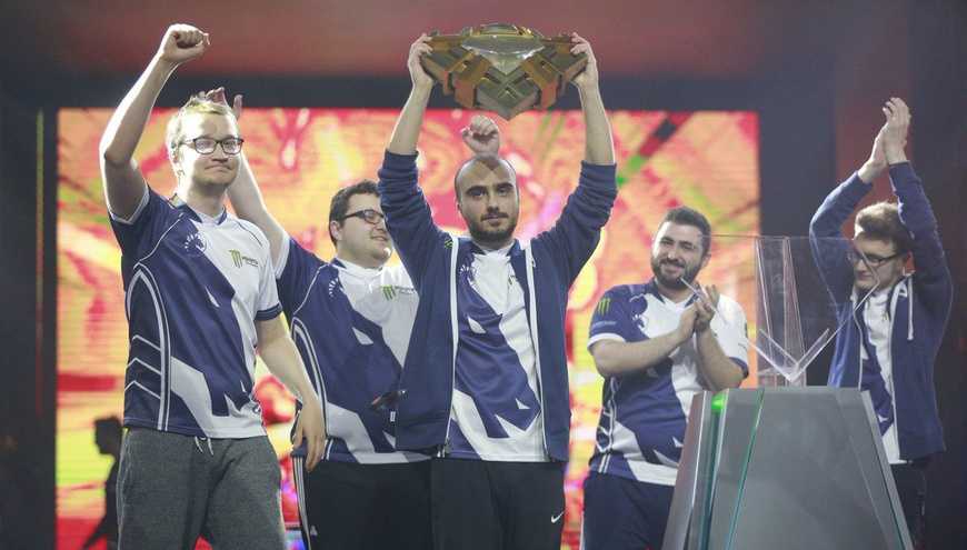 Team Liquid ganan el supermajor de China y levantan con orgullo el trofeo. De izquierda a derecha: Matumbaman, Mind_Control, Kuroky, Gh y Miracle.