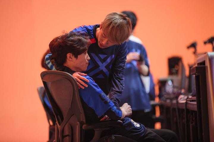 'Saebyeolbe' siendo consolado tras perder contra Philadelphia Fusion.