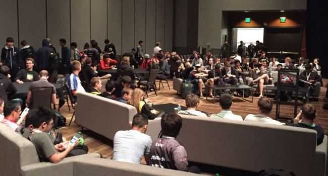 En la imagen jugadores, entrenadores y managers se reúnen en una habitación con portavoces de Valve para tratar los temas del próximo Dota Pro Circuit 2019