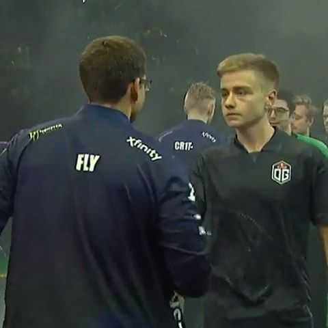 Notail y Fly se saludan, con notable tensión, después de que OG ganara a EG 2-1. OG pasaría a clasificarse para la final de The International 8