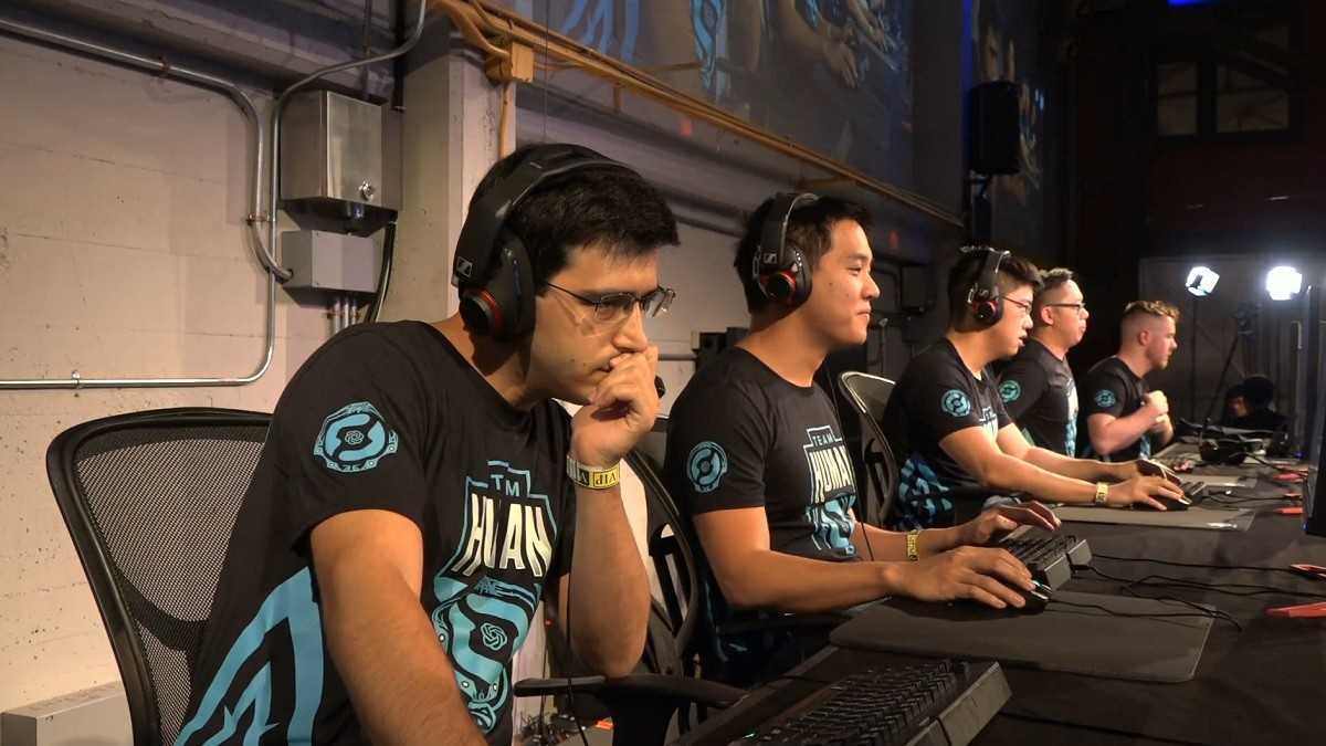 En la imagen, de izquierda a derecha aparecen notablemente derrotados Fogged, Merlini, Blitz, MoonMeander y Cap forman Team Human, después de jugar contra los bots de OpenAI. En el Dota Pro Circuit 2019 el acceso a estos bots estará disponible para todos los equipos.