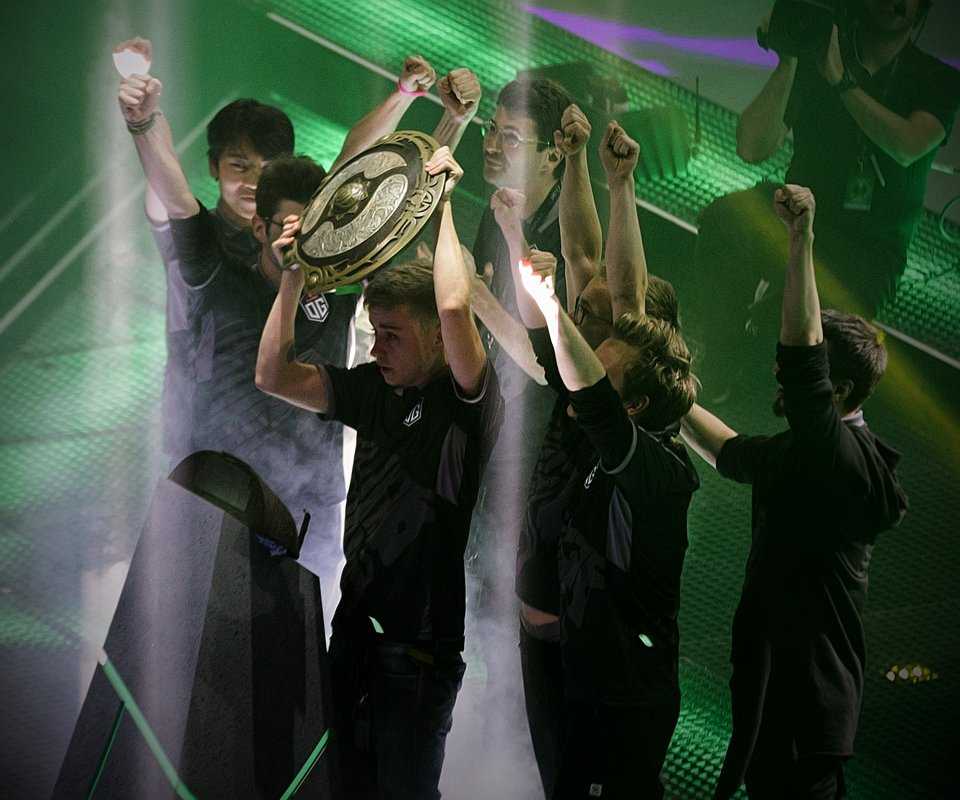 La final de The International 8 terminó con un 3-2 a favor de OG. En la foto, Ana, Ceb, Notail, Jerax y Topson levantan el trofeo.