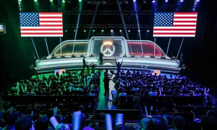 El estadio de Los Angeles de la Overwatch World Cup con la bandera de Estados Unidos