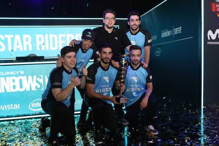 El equipo de Movistar Riders posando con el trofeo de la ESL Masters de Rainbow Six.