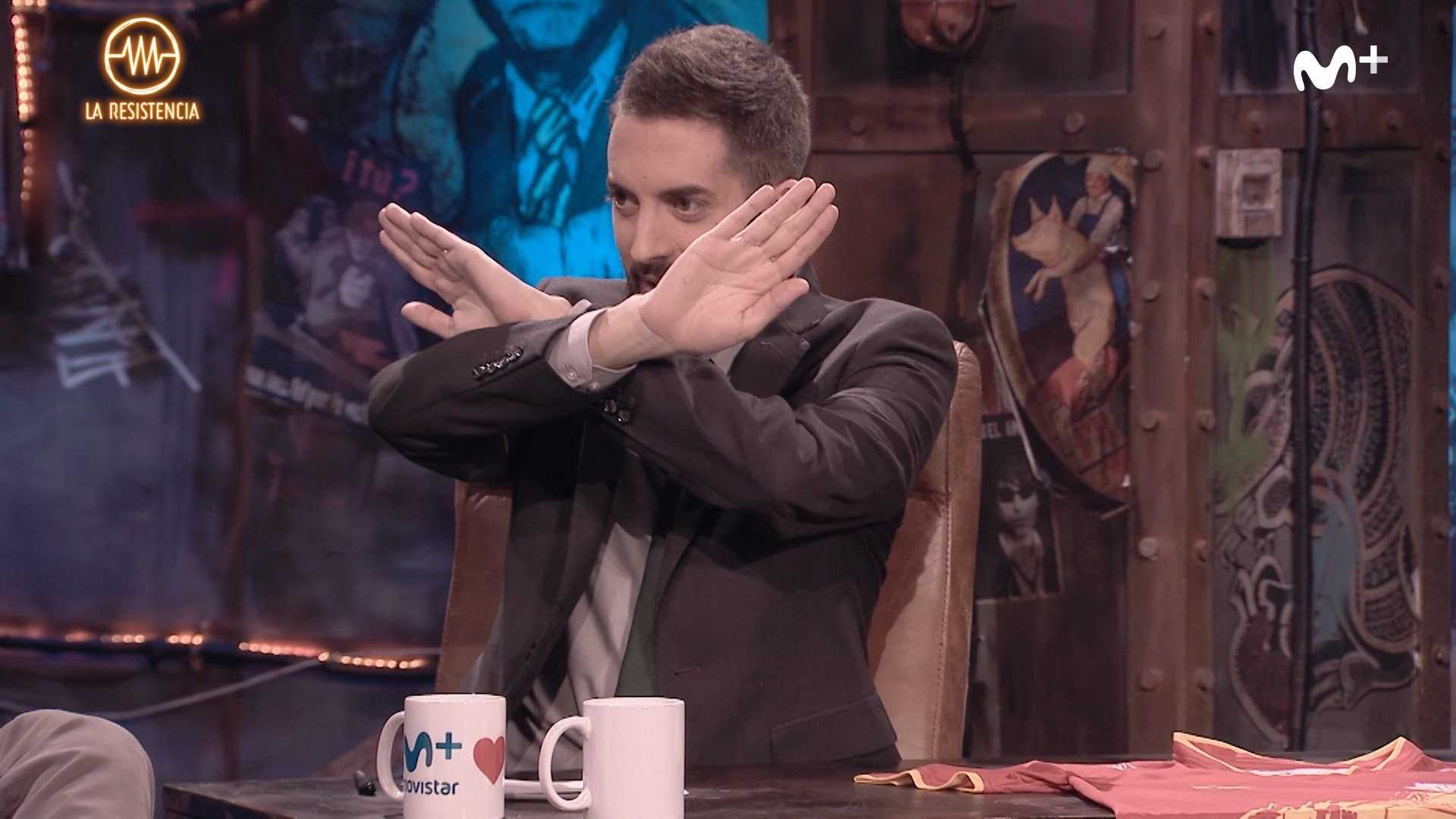David Broncano posando orgulloso con el saludo Gamer de su propia creación