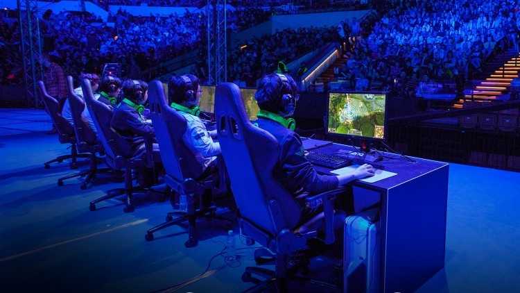 Jugadores profesionales de eSports jugando en hardware tradicional