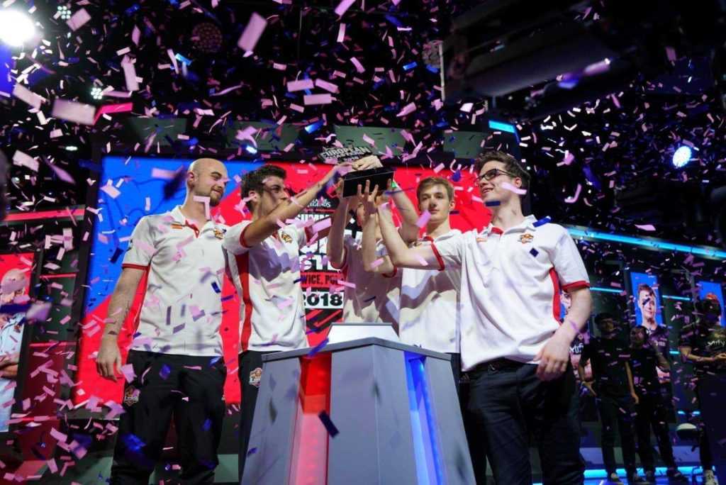 MAD Lions levantando el trofeo de campeón de la EU Masters 2018 de League of Legends