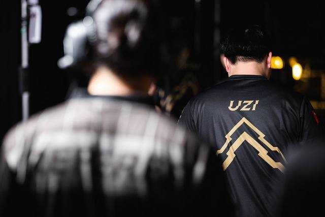 Uzi tras la derrota de Royal Never Give Up frente a G2 en el Worlds 2018 de LoL