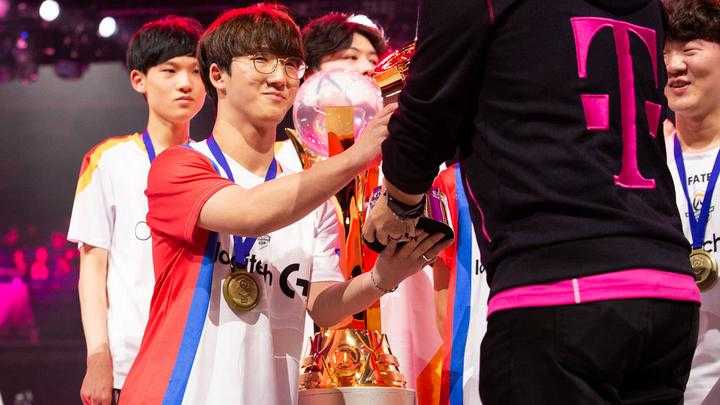 Jjonak recogiendo el premio T-Mobile MVP.
