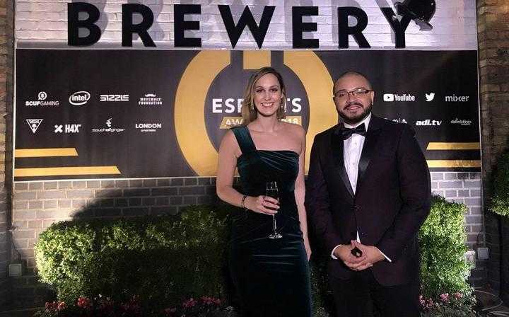 Sjokz y Goldenboy posando antes de presentar la gala.