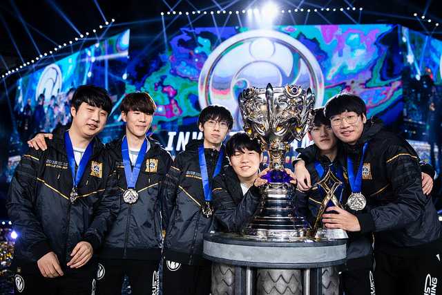 iG junto al trofeo de los Worlds 2018