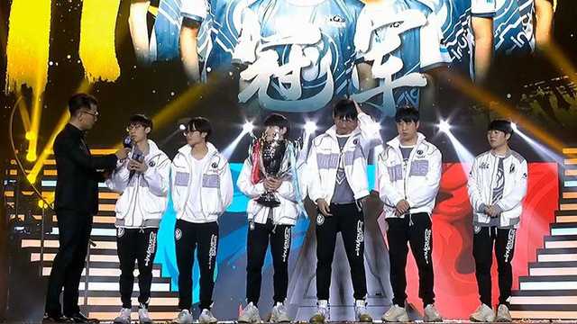 iG con el trofeo de la Demacia Cup Winter