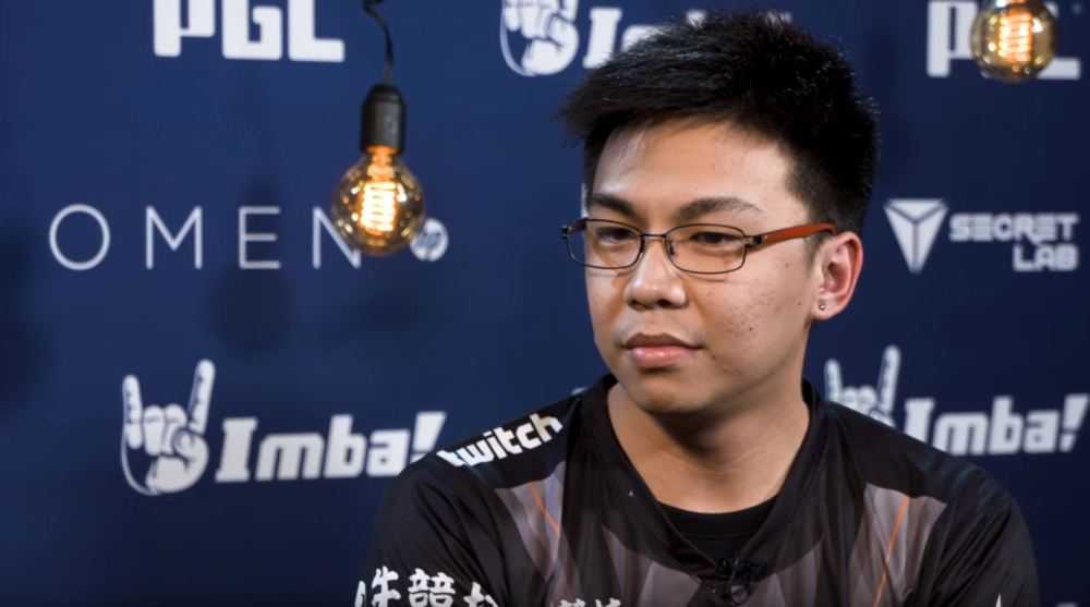 Paulo Sy siendo entrevistado en el Bucharest Major. Paulo es manager de TNC Predator, el equipo en el que juega Kuku