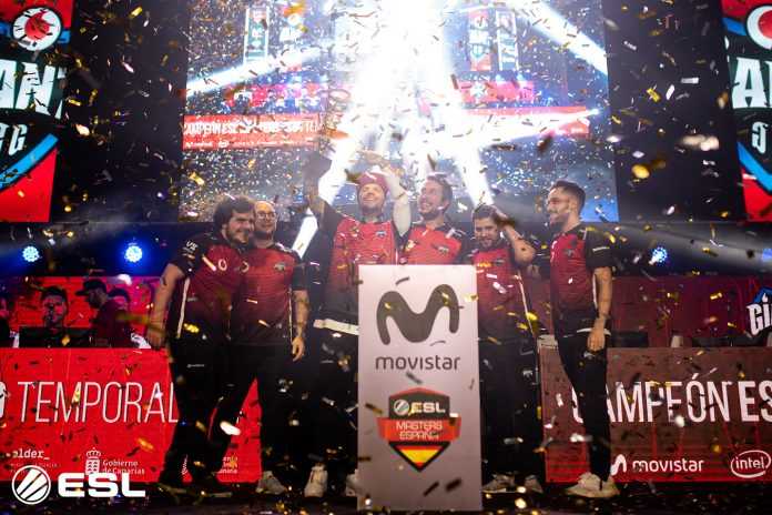 vodafone-giants-campeon-csgo-esl-masters-2018 Vodafone Giants levantando el trofeo de campeones de la cuarta temporada de ESL Masters de CS:GO - Fotografía de Gabriel Jiménez