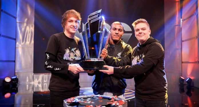 we-dem-girlz-eleague-rocket-league-2018 We dem Girlz levantando el trofeo de campeones de la ELEAGUE 2018 de Rocket League