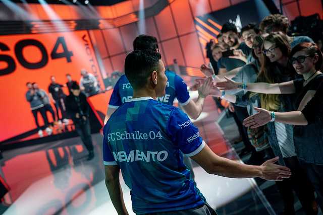 Memento saluda a los fans tras acabar la partida
