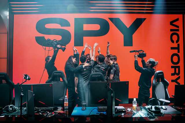 La plantilla de Splyce celebra el triunfo