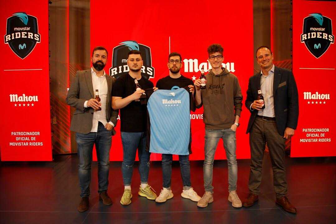 Fernando Piquer y Pablo Sánchez junto a tres jugadores de Movistar Riders celebrando el acuerdo de patrocinio con Mahou.