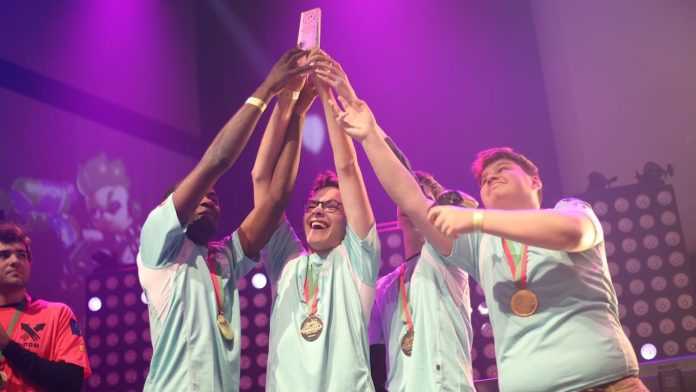 alliance-rogue-splatoon-2-europa Grey, Erza, Sorin y Kiver, jugadores de Alliance Rogue alzando el trofeo de campeones de Europa de Splatoon 2