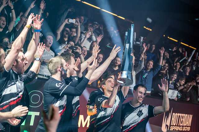 Los jugadores de G2 levantan el título de la LEC.