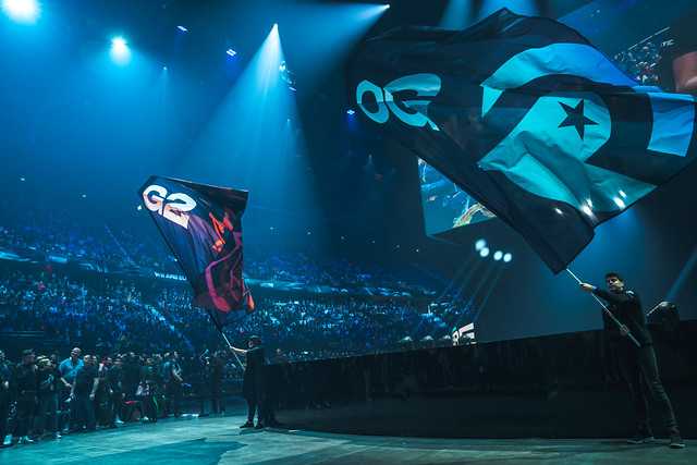Los abanderados de G2 y Origen ondean sus estandartes .