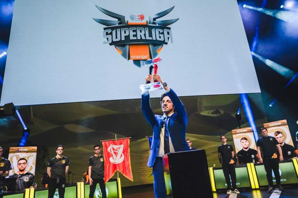 Araneae deposita el trofeo de campeón