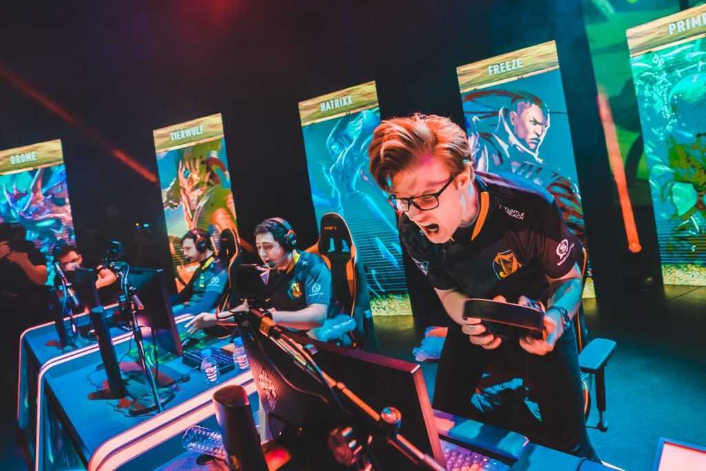 Jugadores de Splyce tras ganar un mapa durante la final de la SLO