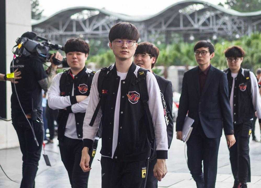 Faker junto a sus compañeros entrando al stage