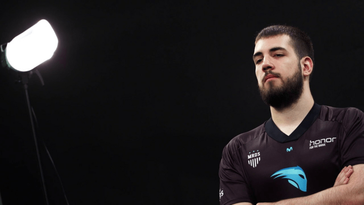 mopoz posando con la camiseta de Movistar Riders