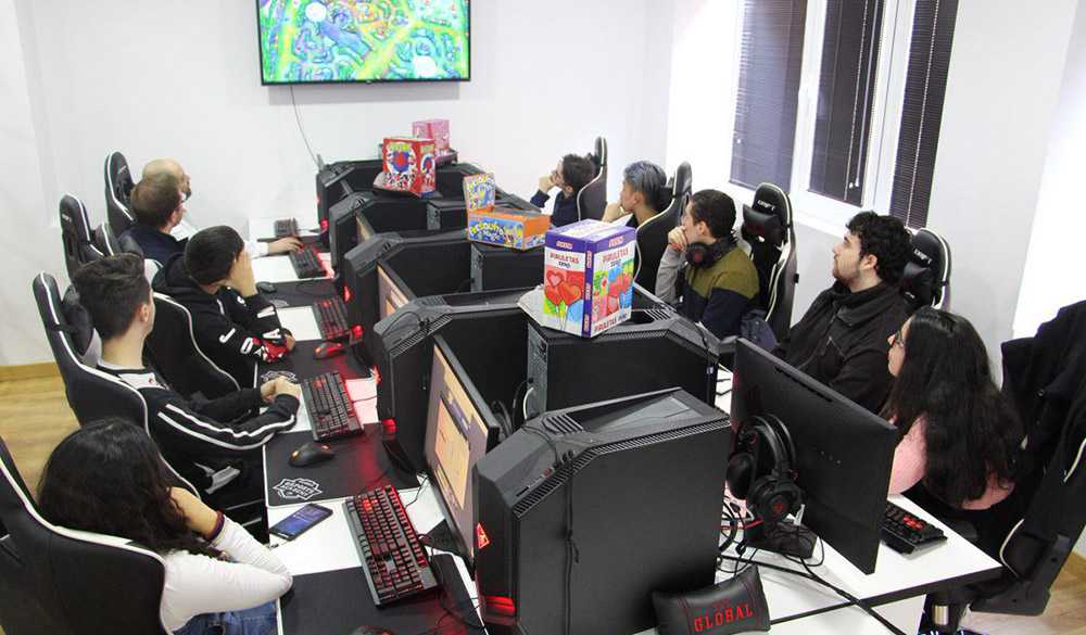 Alumnos de The Global Esports Academy en clase