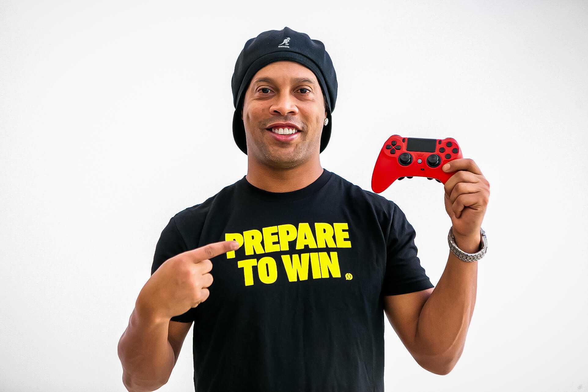 Ronaldinho posando con un mando Scuf