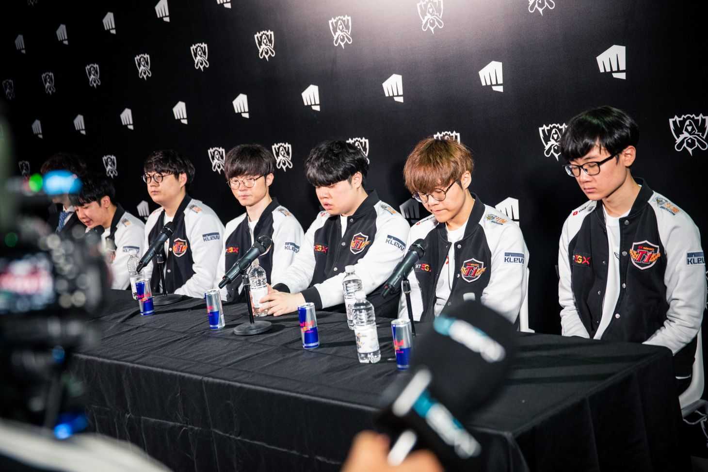 El conjunto coreano en la rueda de prensa post-partido. | Fuente: Konkol Michael/Riot Games