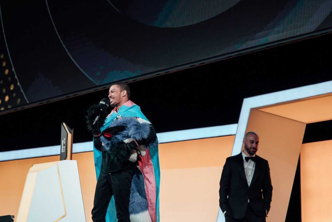 SonicFox recogiendo el premio a mejor jugador del año en consolas en la gala de Esports Awards 2019