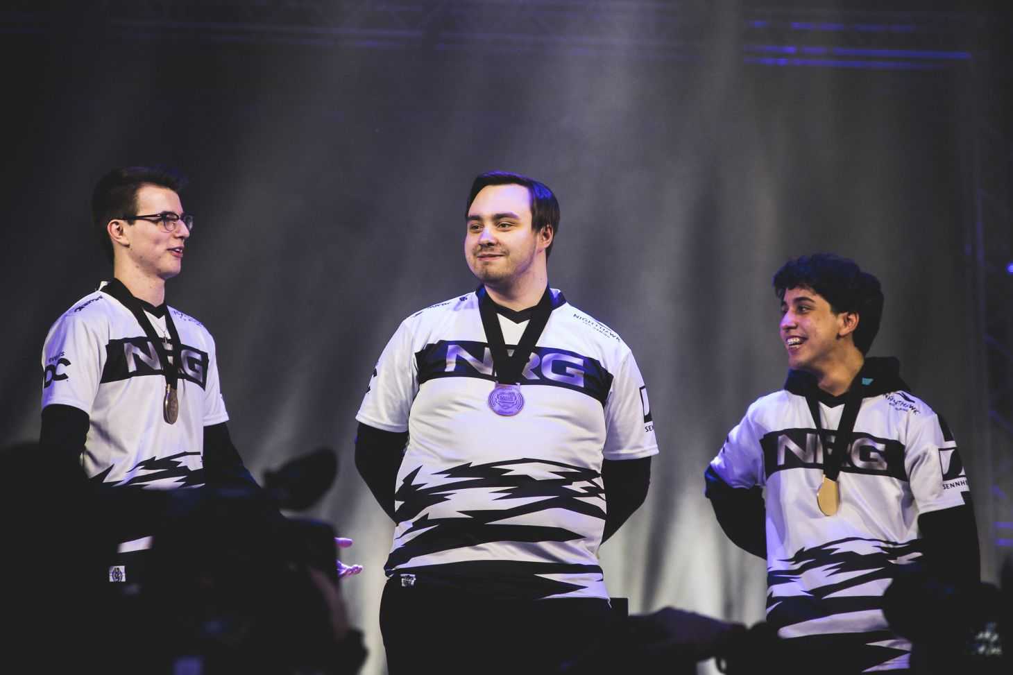 Turbo junto a su equipo tras ganar el Mundial de Rocket League. Vía @ZeeboDesigns