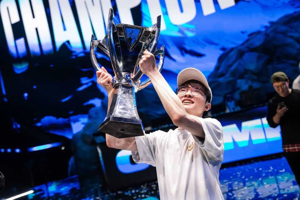 Faker alzando su cuarta Copa del Invocador